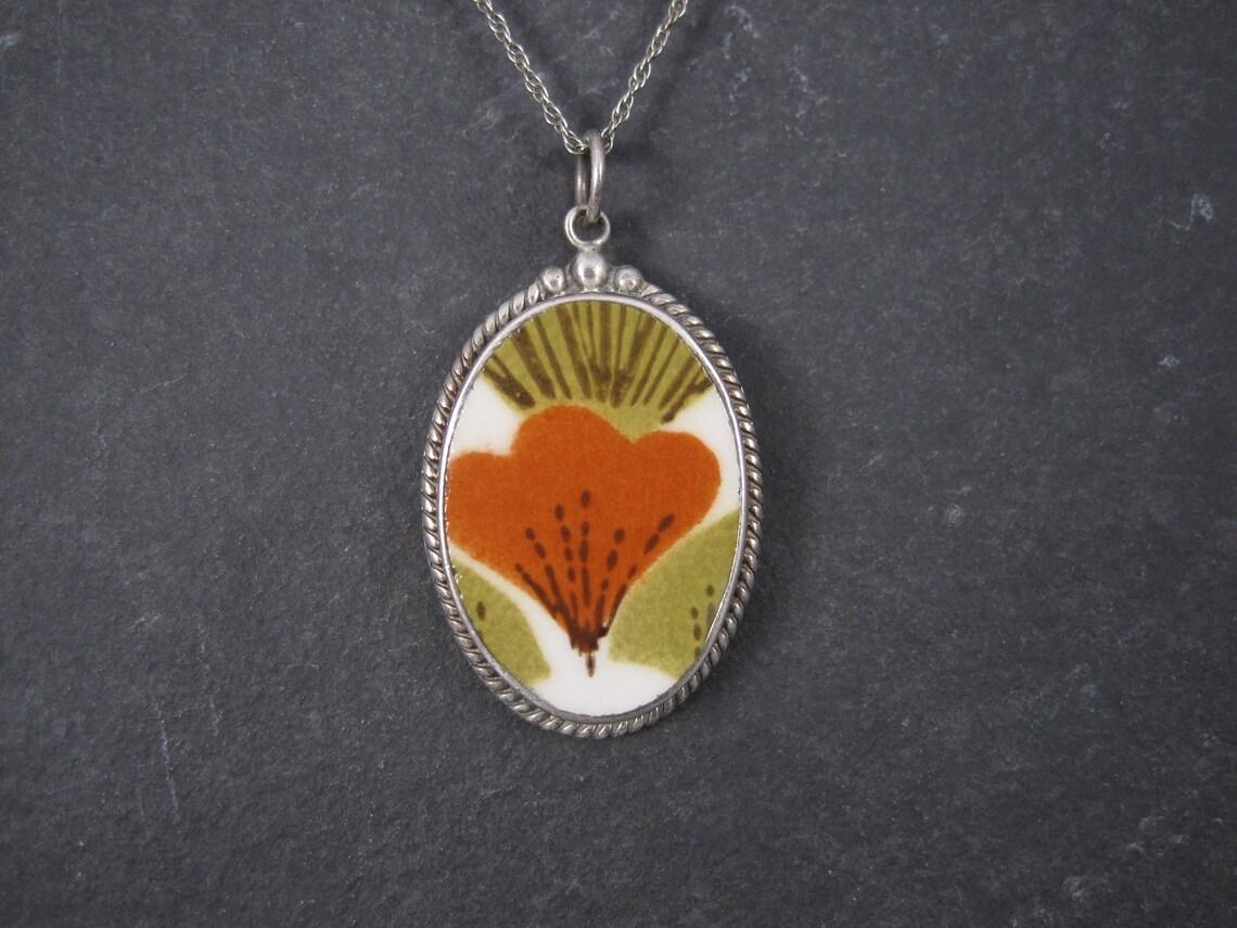 Collana con ciondolo in ceramica floreale vintage in argento degli anni '70 in vendita 1