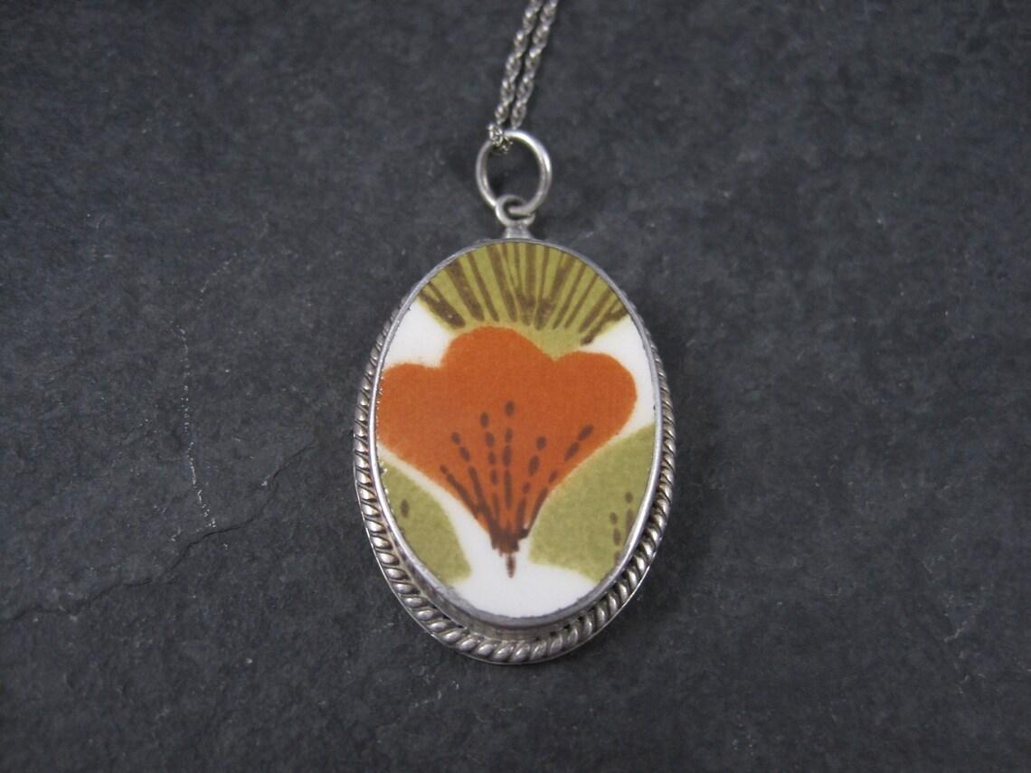 Collana con ciondolo in ceramica floreale vintage in argento degli anni '70 in vendita 2