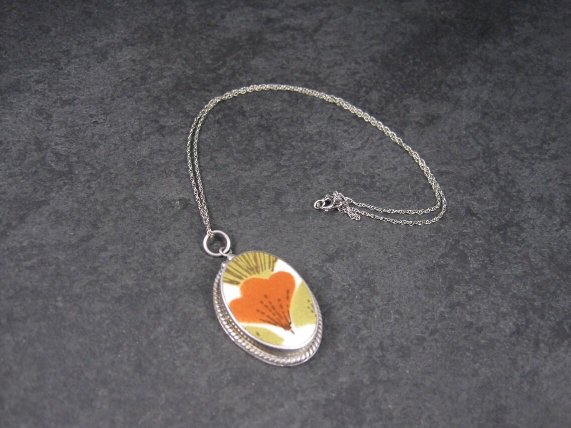 Collana con ciondolo in ceramica floreale vintage in argento degli anni '70 in vendita 3