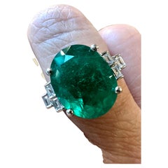 Colombia Emerald of 4.73 Carat, Baguette-Cut Diamonds for 0.12 Carat Wedding