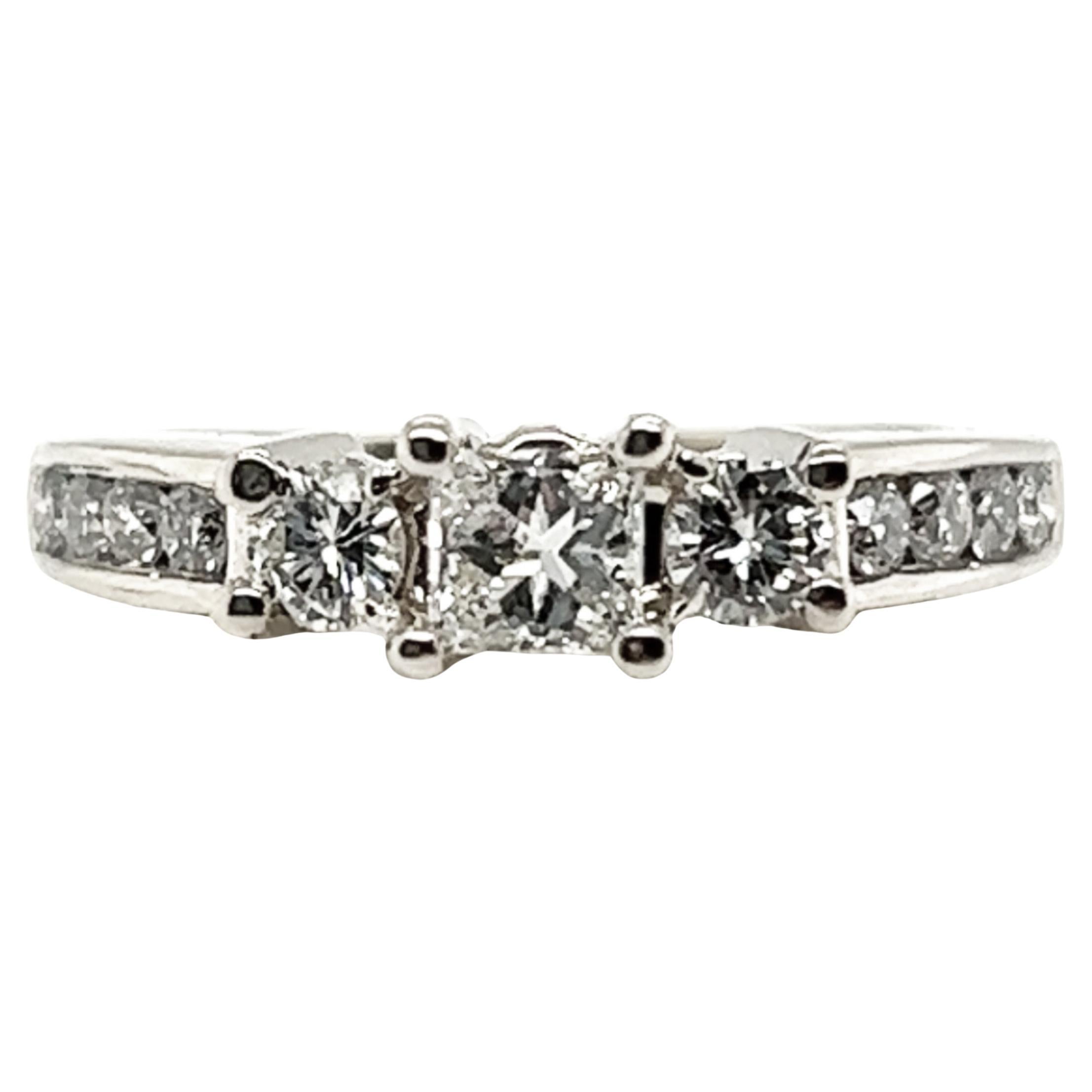 Anello di fidanzamento con diamante taglio principessa da .87ct EGL Set di fedi nuziali 14K Nuovo di zecca in vendita