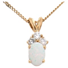 Collana con ciondolo a diamante e opale di qualità gemmologica, oro giallo 14K, cabochon ovale