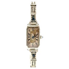 Elgin 14-Karat-Damenarmbanduhr aus den 1920er Jahren, neuwertiger Zustand, mit Blumengravur und Saphir im französischen Schliff