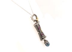 Barbara Bixby Anhänger-Verzierung in Schlüssellochform, 18 Karat, Edelstahl, 925er Silber, schwarze Perle, rosa Granat