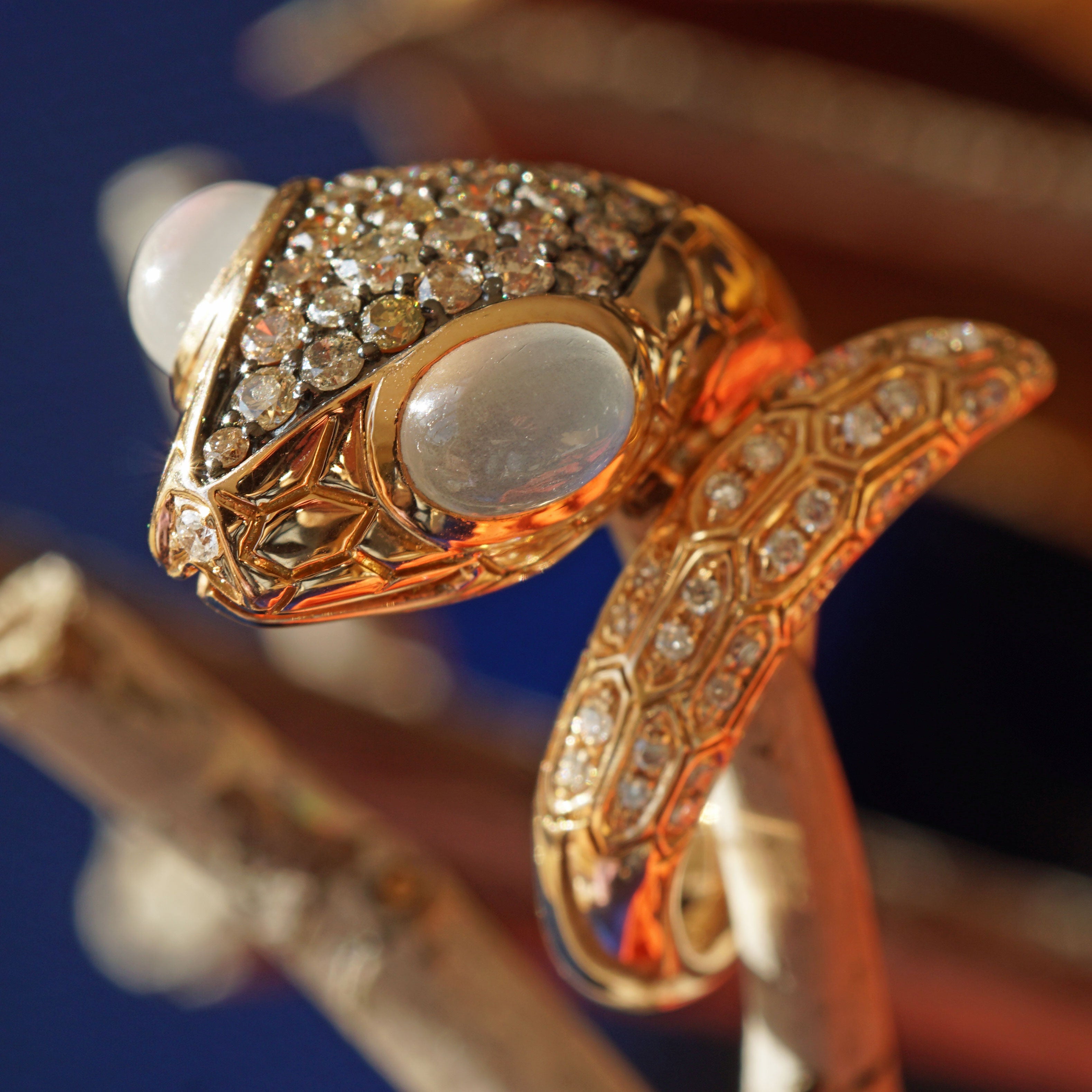Schlange einzigartiger Mondstein-Diamantring, 750er Gold,

Roségold-Juwelier-Kunstring in Form einer 