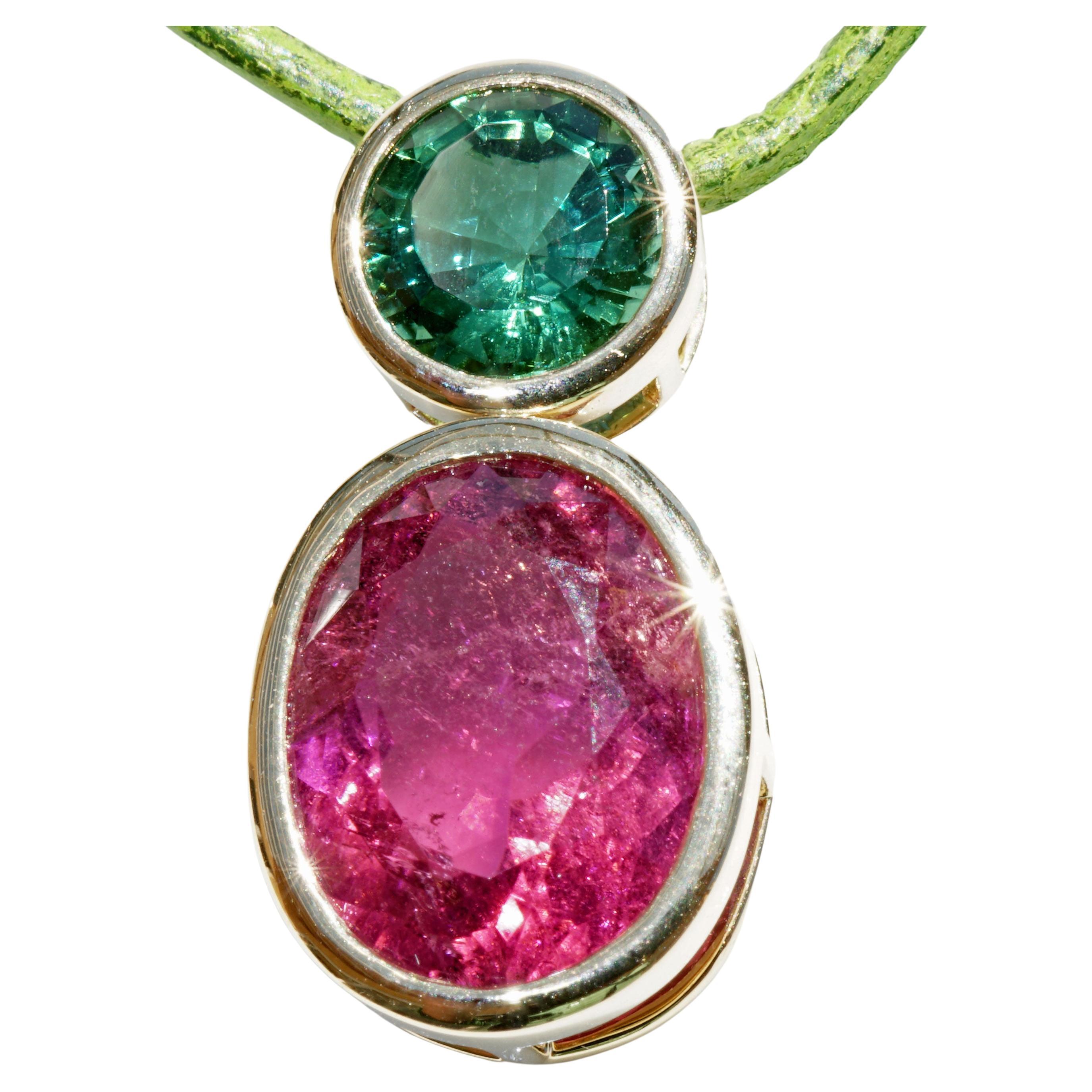Turmalin Pendant 8 ct with incredible luminosity bluish green and electric pink  For Sale