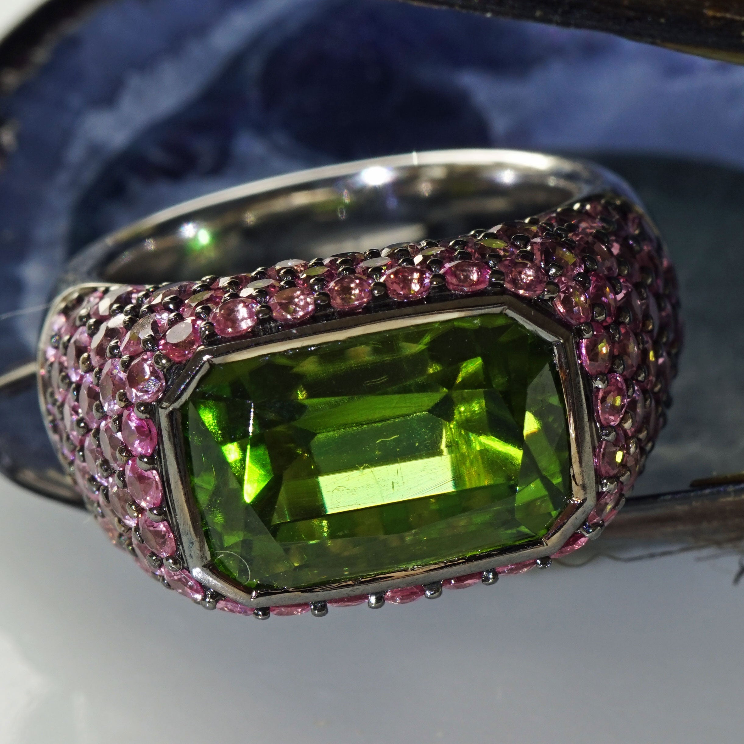 Ring of superlatives with a top investment gemstone AAA+, peridot from the rare Supat mine in Afghanistan, in the world famous color apple green, approx. 8.95 ct, approx. 13.3 x 9 x 8.1 mm, eye clean, colour, brilliance and cut very good, high