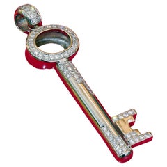 Ciondolo a forma di chiave preziosa in oro bianco massiccio 18 kt con Brillianti per un totale di 1 ct TW IF-VVS