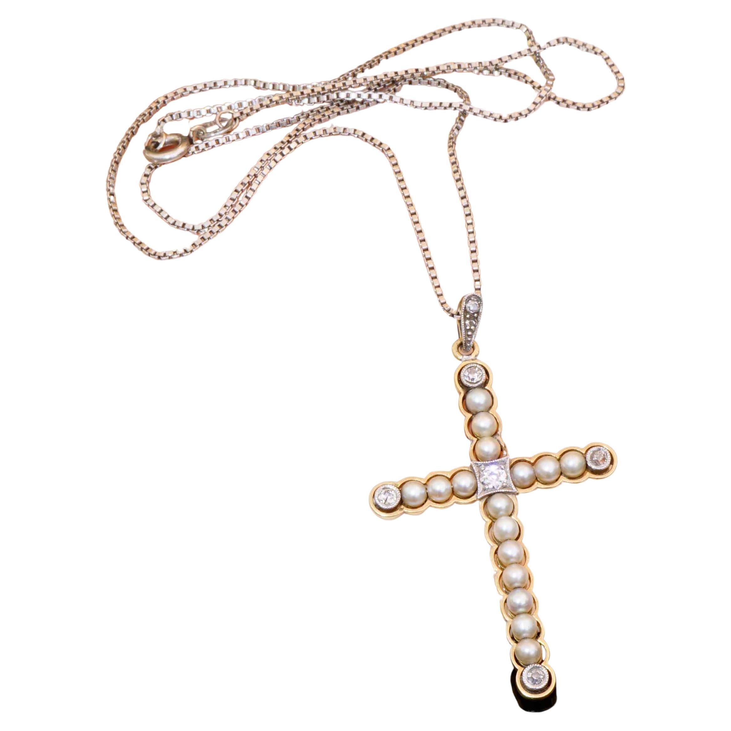 Gioielli originali Art Nouveau Croce di perle naturali Ciondolo di diamanti con catena in vendita