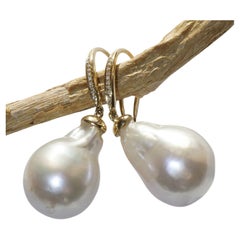 Boucles d
oreilles pendantes en perles de culture blanches de la mer du Sud et diamants Baroque 20 x 13.5 mm