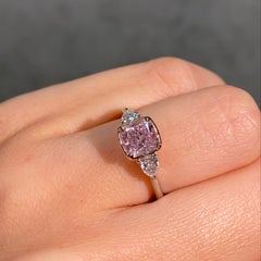 1,70-Karat-Ring mit drei Diamanten im Kissen-Schliff, GIA-zertifiziert, in der Farbe „Fancy Purplish Pink“