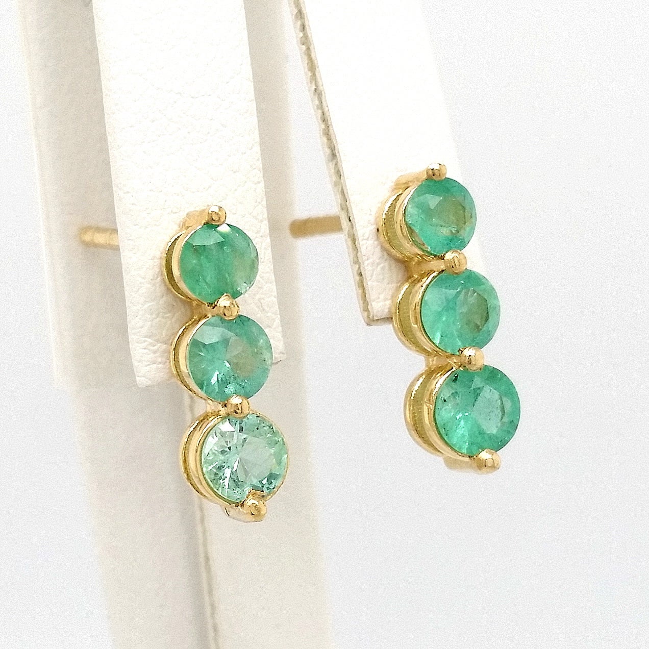 1.05ct Emerald Studs Earrings 14K Yellow Gold For Sale