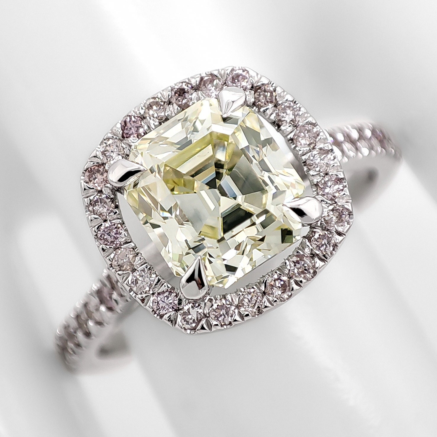 Anillo de compromiso de diamantes amarillo claro de fantasía de oro blanco de 14k (2,25 ct tw)