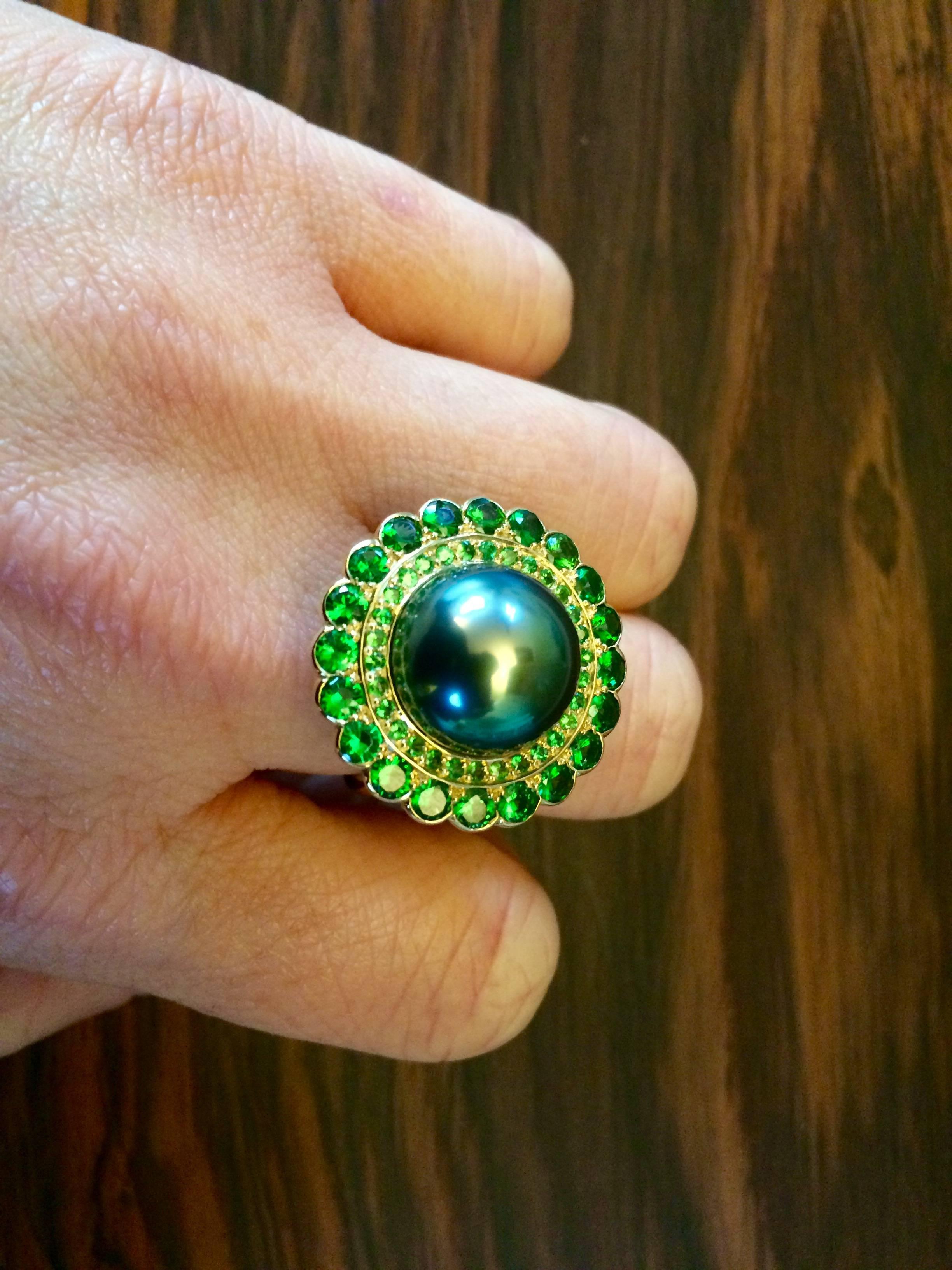 Contemporary Ana de Costa Black Tahitian Pearl Round Tsavorite Yellow Gold Cocktail Ring For Sale