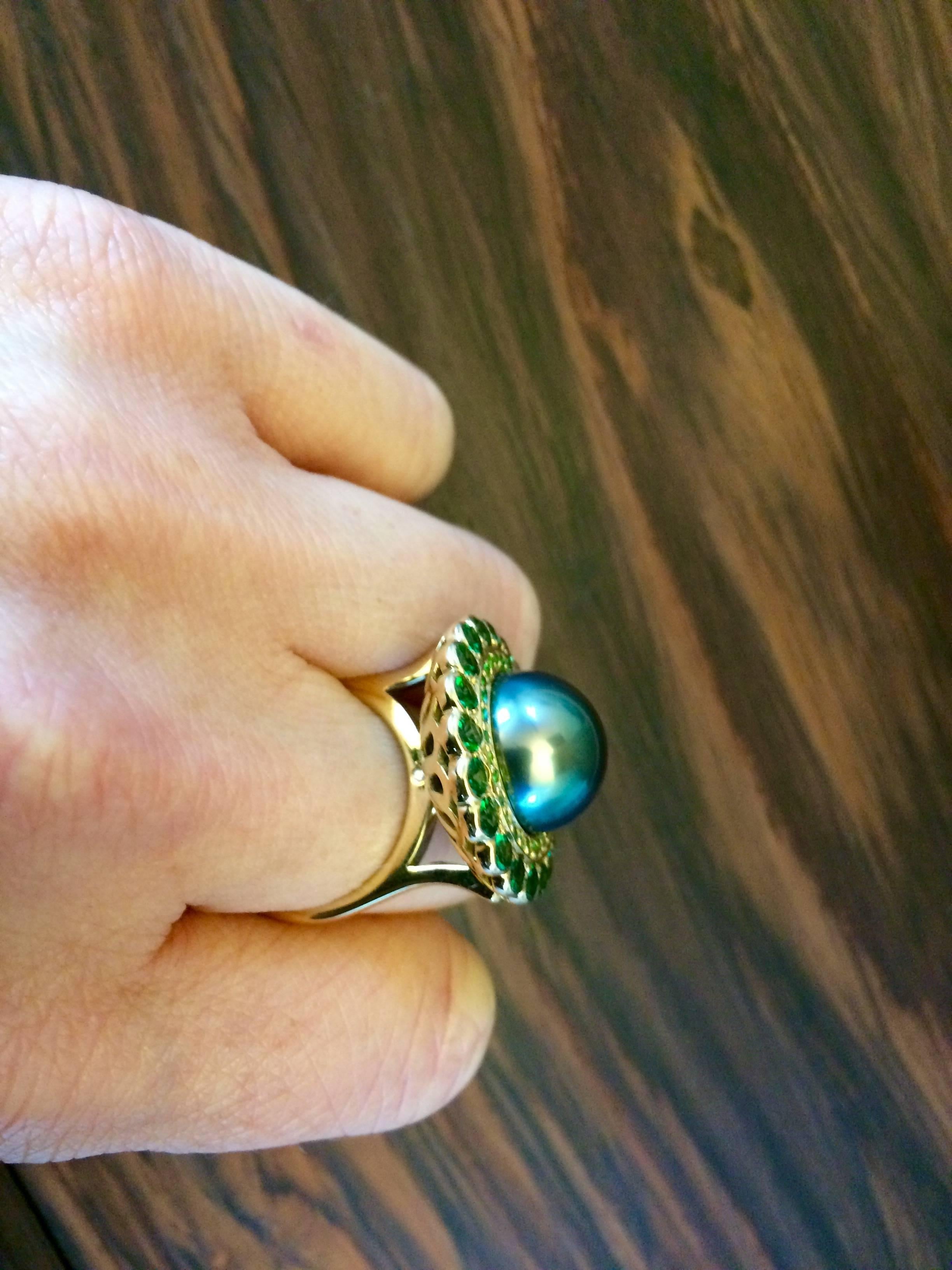 Round Cut Ana de Costa Black Tahitian Pearl Round Tsavorite Yellow Gold Cocktail Ring For Sale