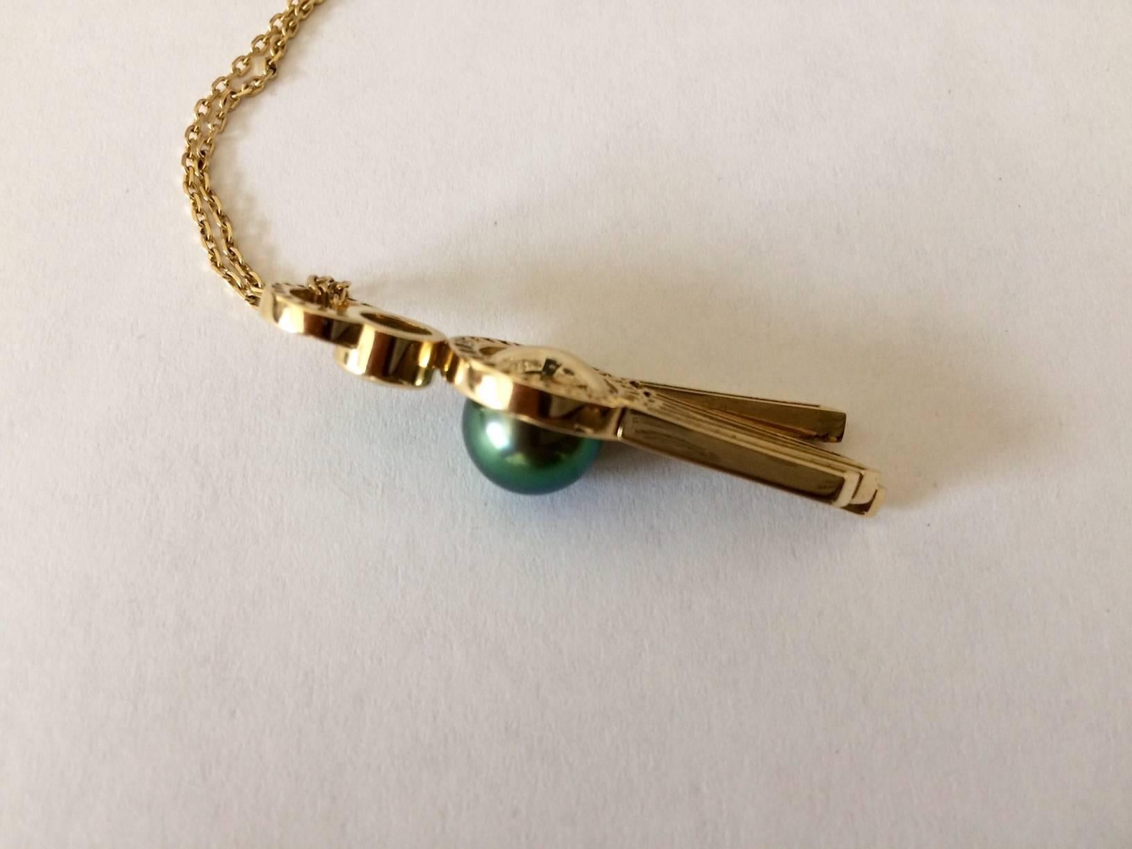Ana De Costa Yellow Gold Green Round Tsavorite Black Tahitian Pearl Drop Pendant In New Condition For Sale In London, Kent