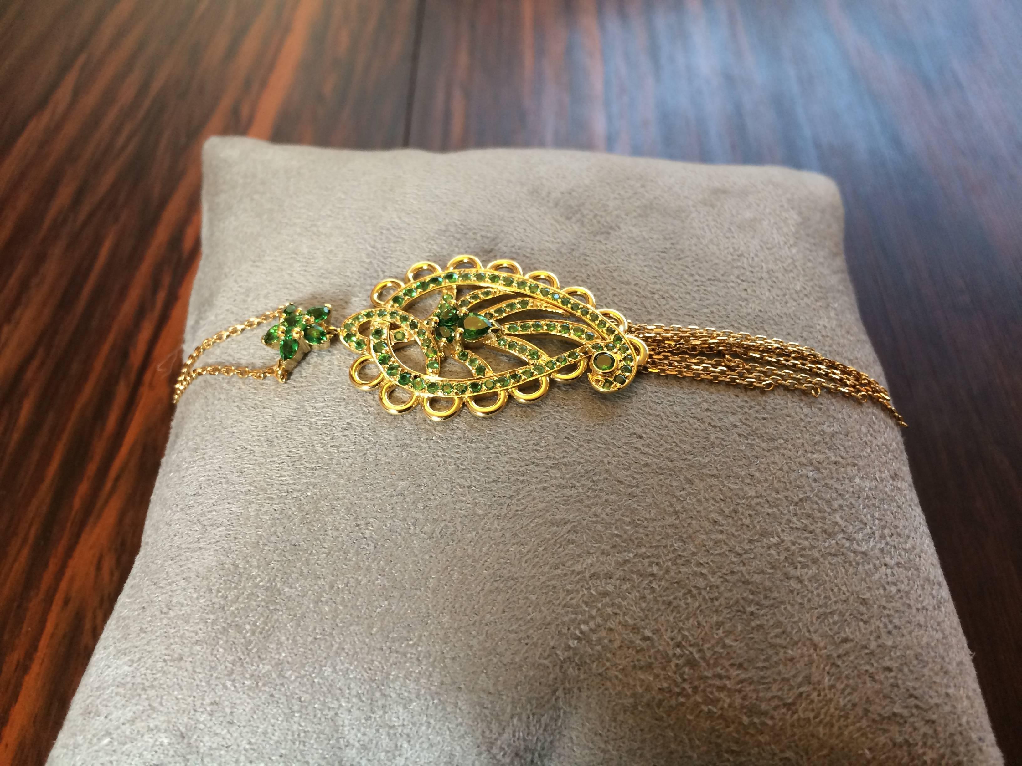 The pendant is handcrafted from 18ct yellow gold and is set with 1.30ct natural tsavorites. 

Diameter: 2.3cm
Length at longest point: 7.8cm
The chain length is 51cm or 20 inches and can be altered to suit.

This beautiful pendant is part of Ana de