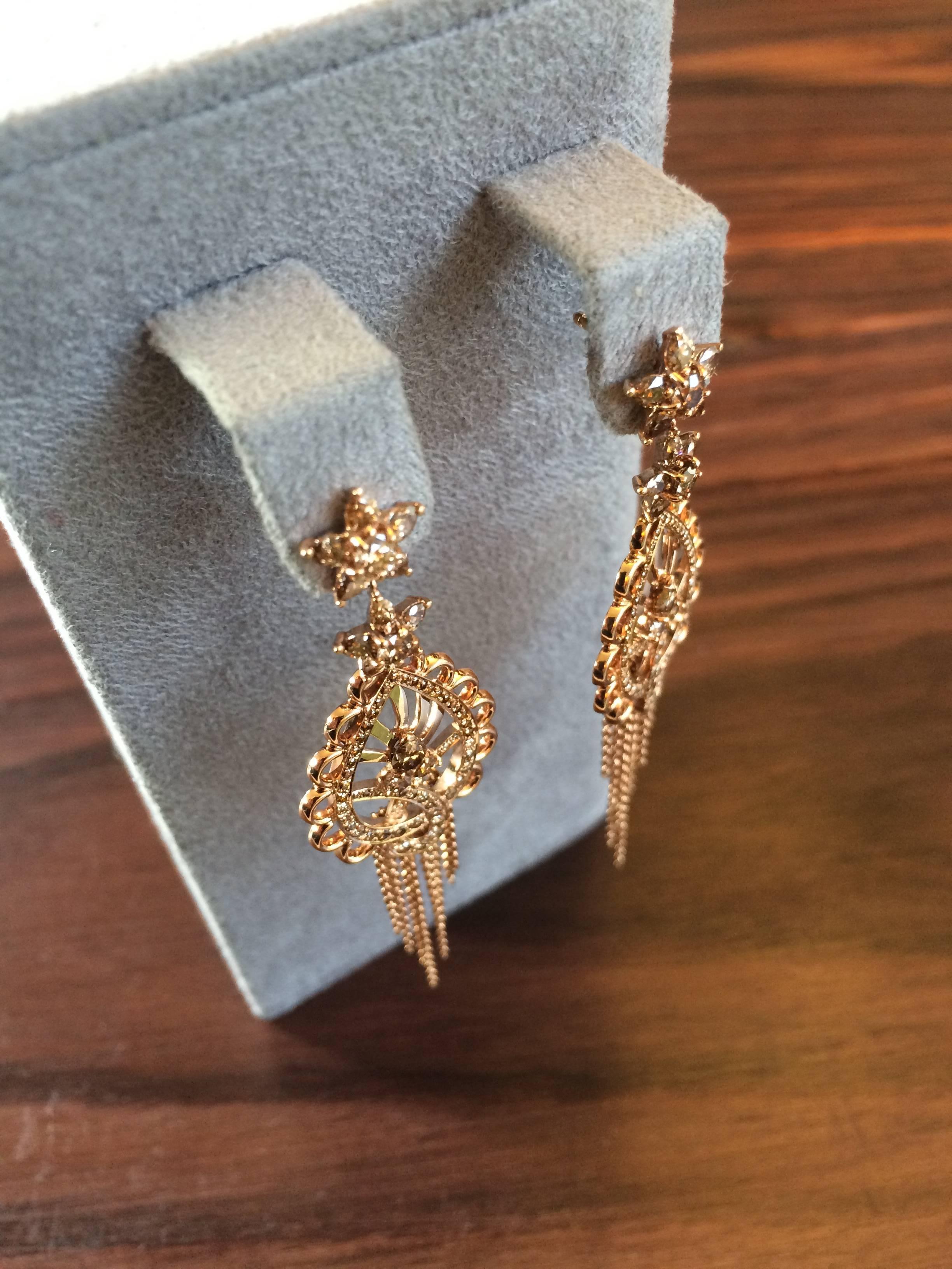 These beautiful earrings have been handcrafted in our London workshop from 18ct rose gold and are set with natural cognac diamonds which are Vs clarity and total 2.90ct. 

Diameter: 1.9cm
Length at longest point: 7cm

They are part of Ana de Costa's