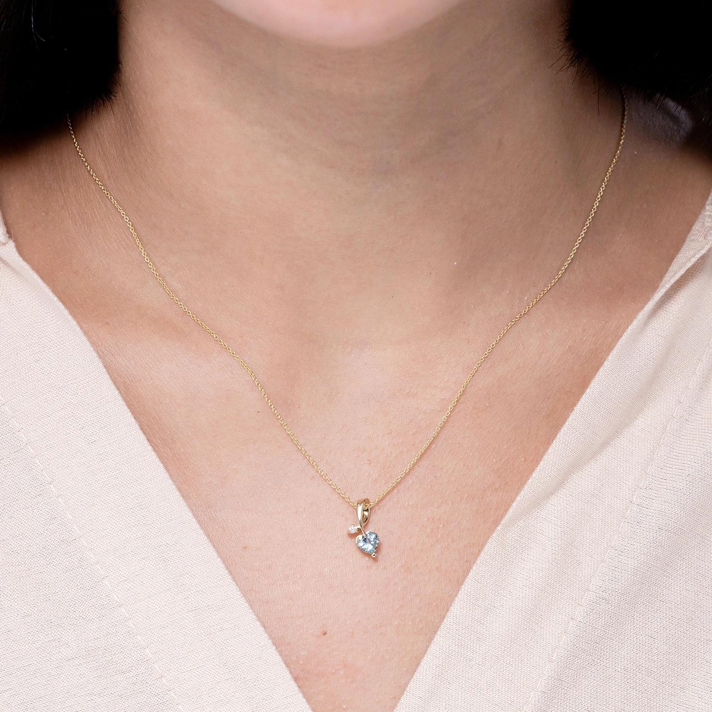 Moderno Ciondolo Angara con acquamarina naturale a forma di cuore e diamante in oro rosa 14 carati in vendita