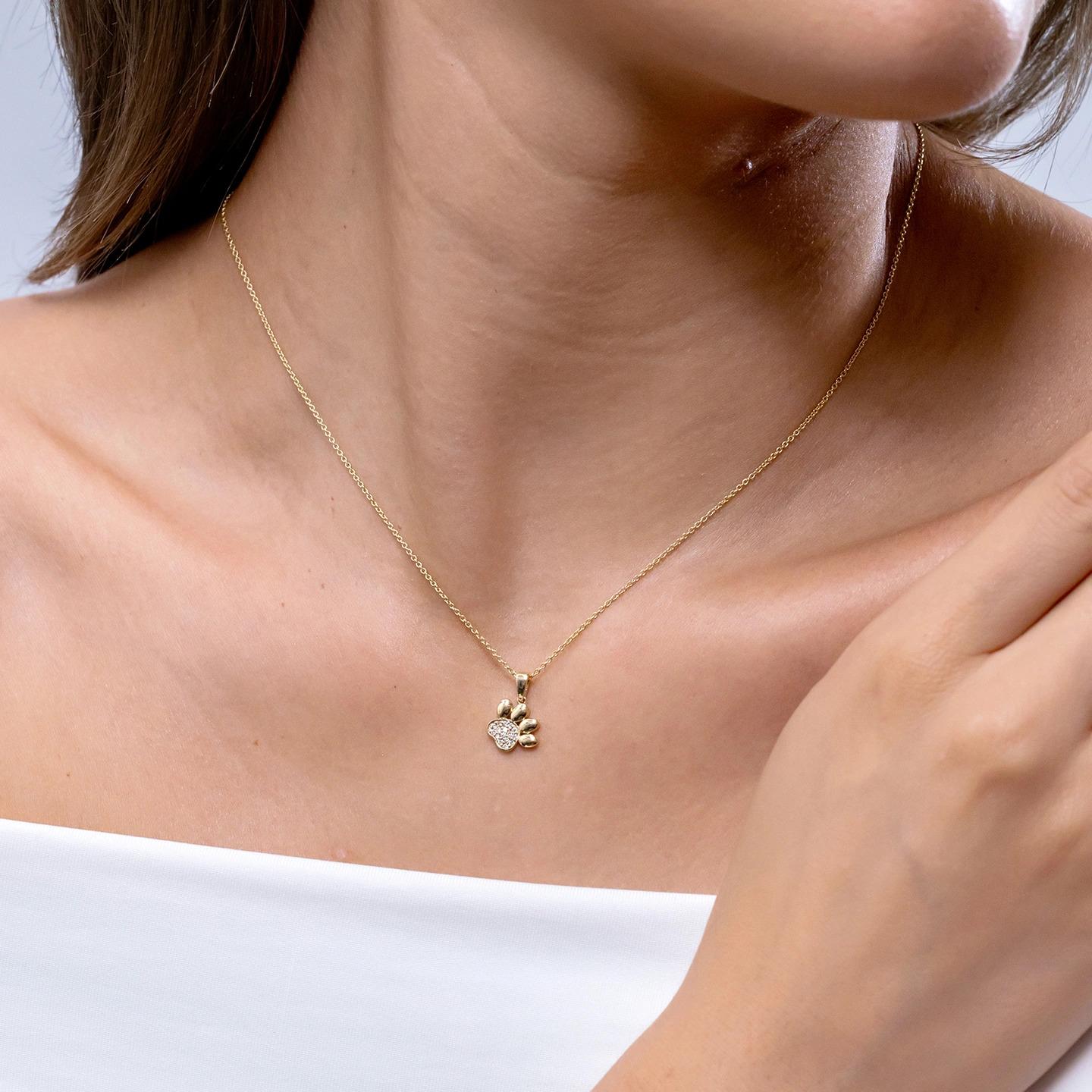 Moderno Ciondolo a forma di zampa con diamante incastonato di Angara Nature in oro giallo 14K per donna in vendita