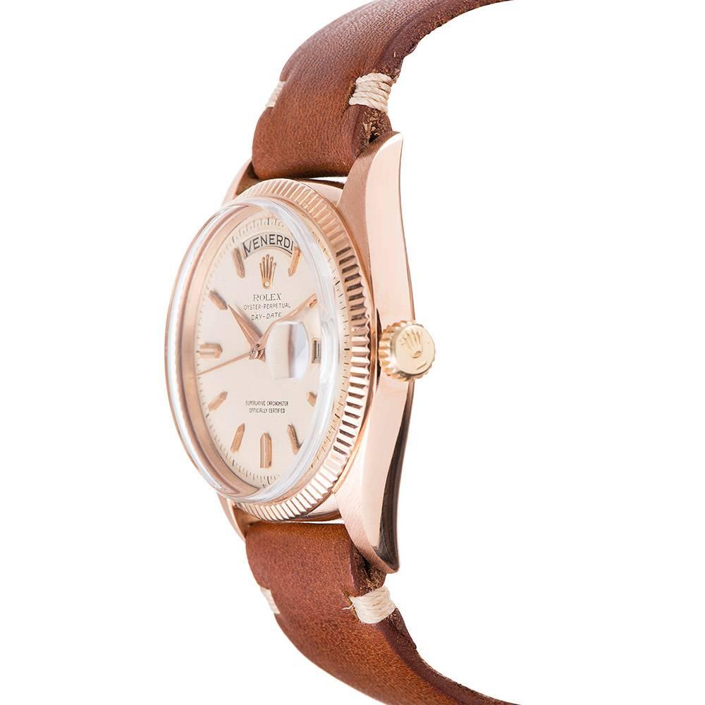 Eine seltene Referenz:: die früheste für die berühmte Day-Date:: angeboten in Roségold mit einem italienischen Tagesrad. Dies ist eine äußerst seltene Kombination:: denn dieses ohnehin schon seltene Modell ist in Roségold noch viel seltener als in