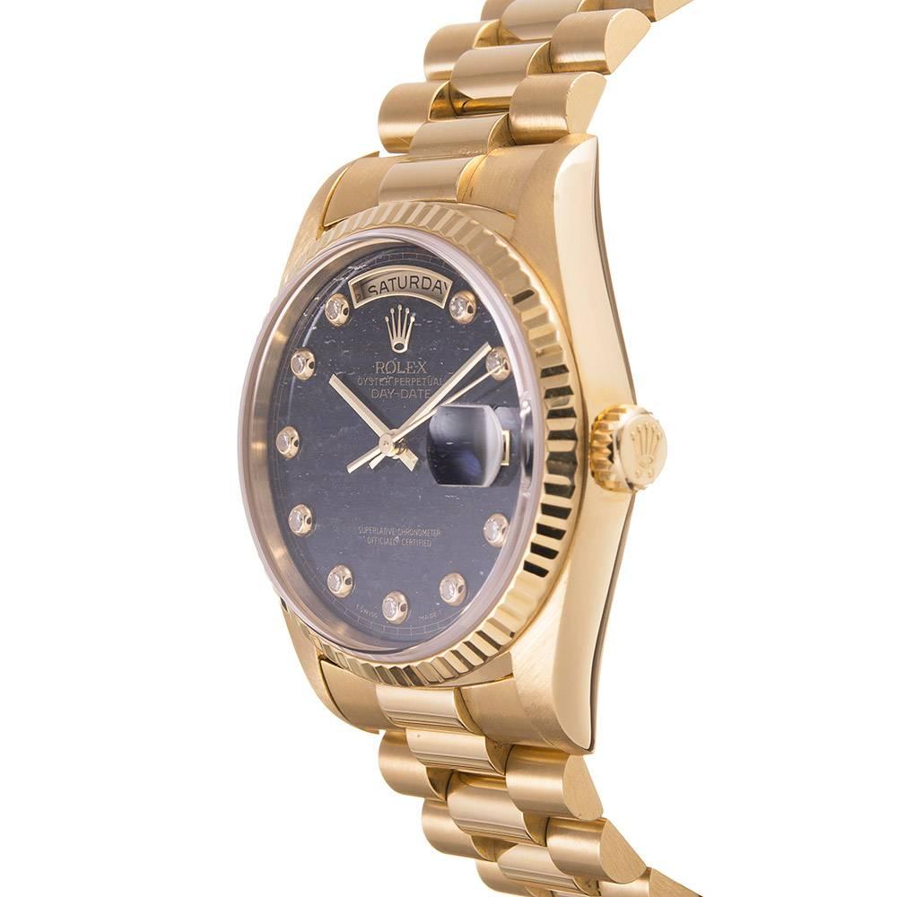 Ein super seltenes Aventurin-Diamant-Zifferblatt ziert diese Day-Date Ref. #18238. Die Uhr wird von den Aufzeichnungen der letzten Wartung bei Rolex begleitet, was die ultimative Garantie für die Echtheit darstellt. Armband #8385. 36mm
