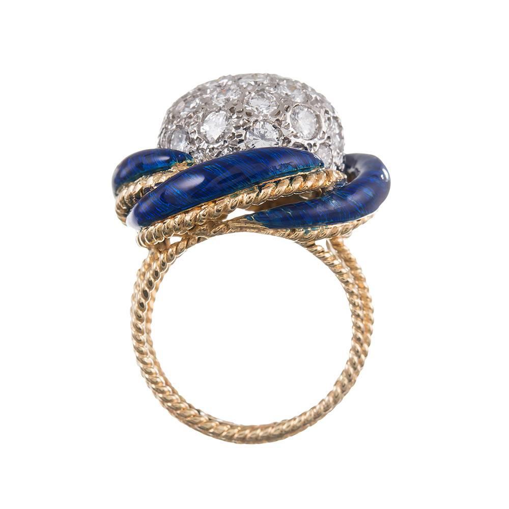 Bague dôme en or, émail bleu et diamants, années 1960 Pour femmes en vente