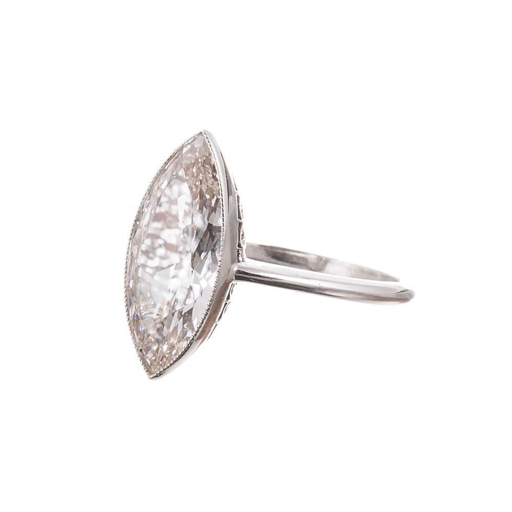 Für die Braut:: die sich ein klares und klassisches Aussehen wünscht:: aber auch einen einzigartigen Twist:: bieten wir diesen 3::56 Karat Marquis-Diamant-Solitärring an. Der von Hand aus Platin gefertigte:: filigran gearbeitete Mittelstein sitzt in