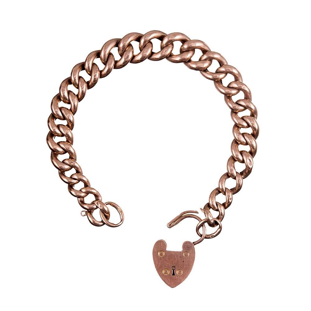 Un bracelet de porte victorien classique de 8,5 pouces, avec des maillons de boucle en or rose 9 carats faits à la main. Certaines sont plus visibles que d'autres, mais chaque maillon est poinçonné. Finitions avec un fermoir en forme de cœur et