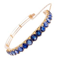 Victorian English 25.50 Carats Sapphires Carved Gold Bangle Bracelet