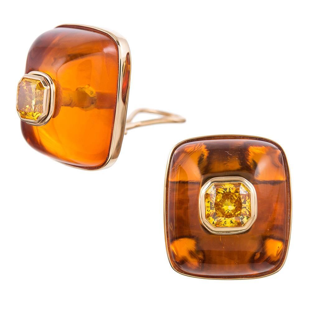 Conceived as a collaboration between Fourtane and Trianon, this truly unique creation is distinctive and, indeed, one-of-a-kind. The amber mountings have been custom-designed to showcase the alluring beauty of the cultured fancy colored center