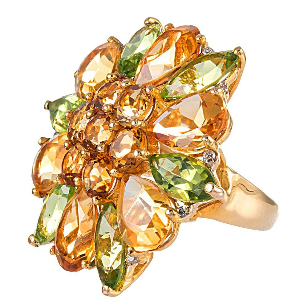 Un mosaico organizado de gemas perladas, marquesas y redondas, dispuestas en forma de flor y acentuadas muy sutilmente con diamantes blancos. Con un diámetro de 1,25 pulgadas desde la parte superior, el anillo se asienta sorprendentemente plano en