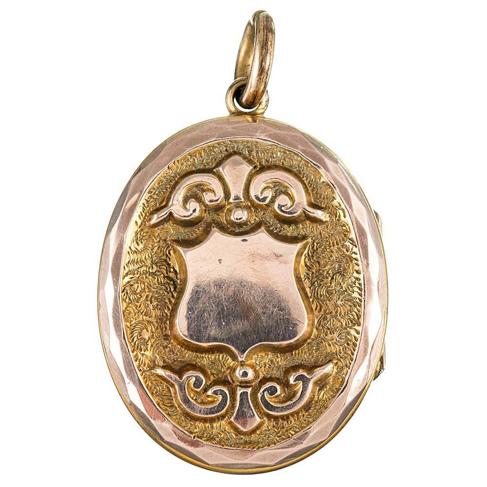 A locket of 9 karat yellow gold is decorate on one side with a shield-shaped motif and on the opposing with a sweet message” “Forget Me Not”. The piece measures 1.75 inches long including the length added by the bale by just over 1 inch wide.