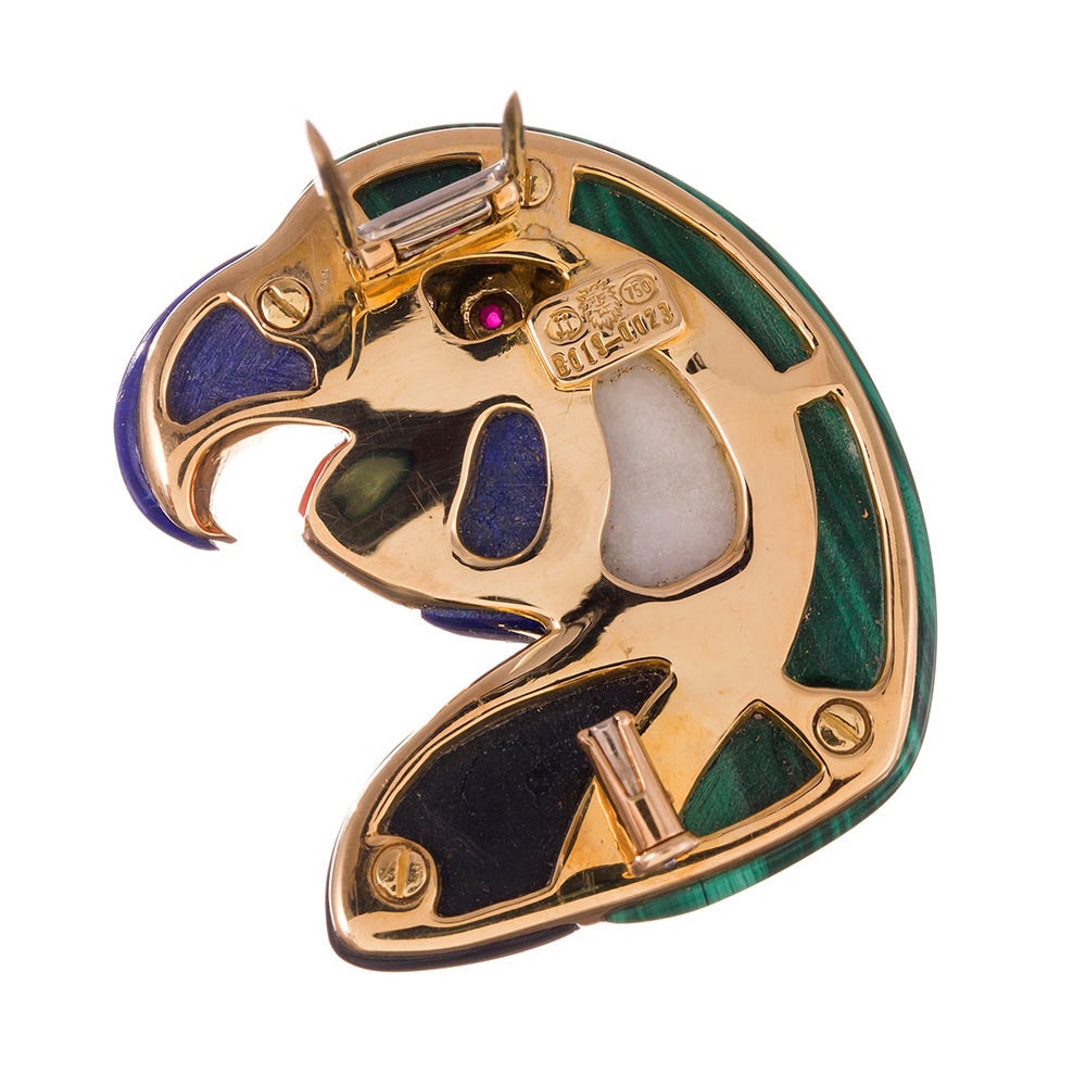 18k yellow gold brooch with a symbiotic myriad of gemstones fashioned into a parrot’s head. A lovely combination of colors and textures that will make you look closer and closer to continue appreciating the details. Multiple hallmarks on the back.