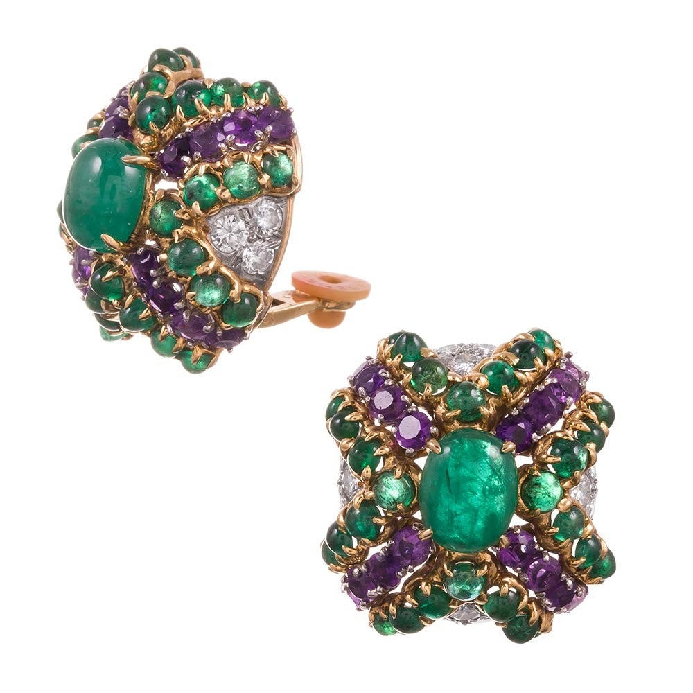 A fantastic cushion-shaped earring with substantial, sophisticated size
and bearing a hint of design influence reminiscent of Tiffany & Co's
celebrated 