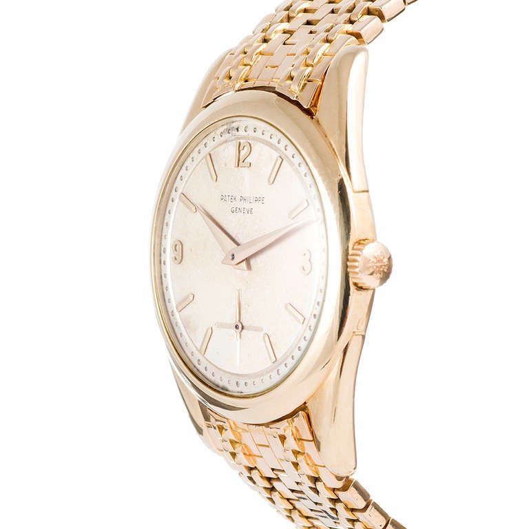 This is a rather rare piece, offering an incredibly detailed dial with Arabic numerals and a dotted track ring, screw-back case design, dauphine hands and a very special original bracelet. This 18k yellow gold watch is entirely of Patek Philippe