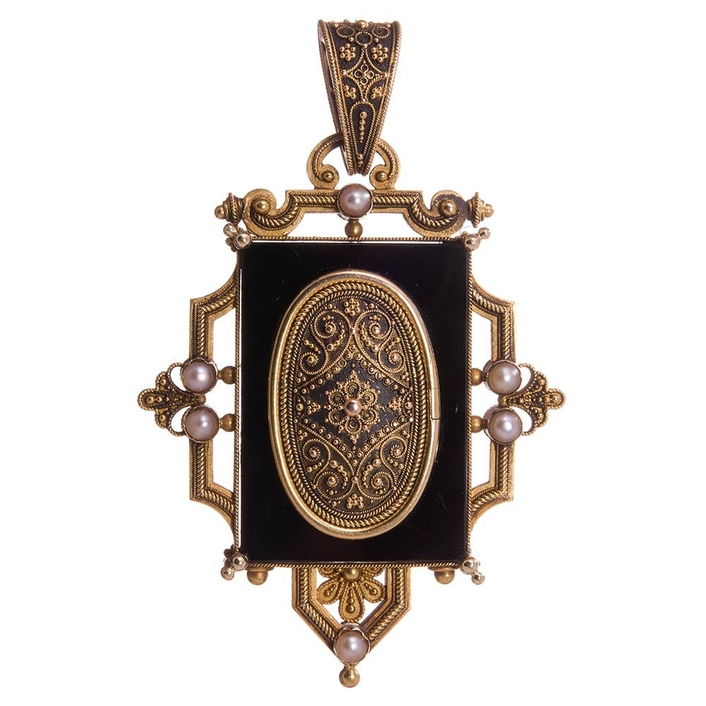 Dare we say “museum quality”? This is truly among the finest, most beautiful antique pieces we have had the pleasure of discovering and it is suitable for the most discerning of antique collectors. Rendered in 18k yellow gold, with an incredible