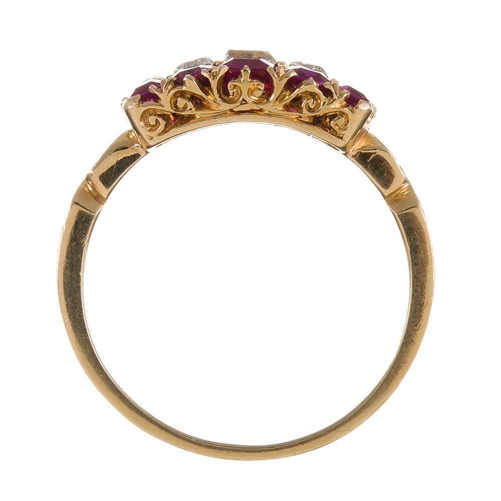 Antiker Americana Gold Cluster-Ring mit Saphir, Rubin und Diamant im Zustand „Hervorragend“ im Angebot in Carmel-by-the-Sea, CA