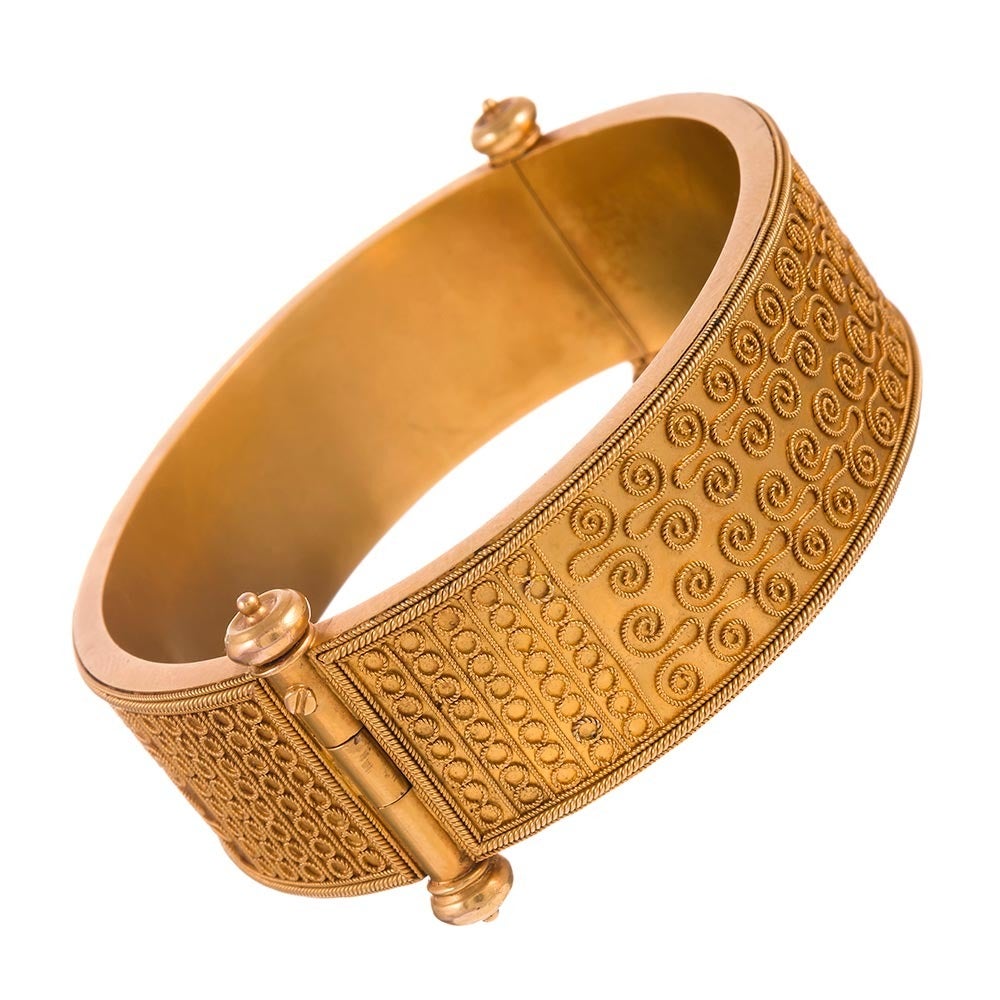 Ein auffälliges und sehr beeindruckendes etruskisches Armband, wunderschön erhalten und ein einfach unglaubliches Beispiel für diesen berühmten Stil. Es ist erstaunlich, wie viel Geschick für die Herstellung dieses Werks erforderlich war. Dieses