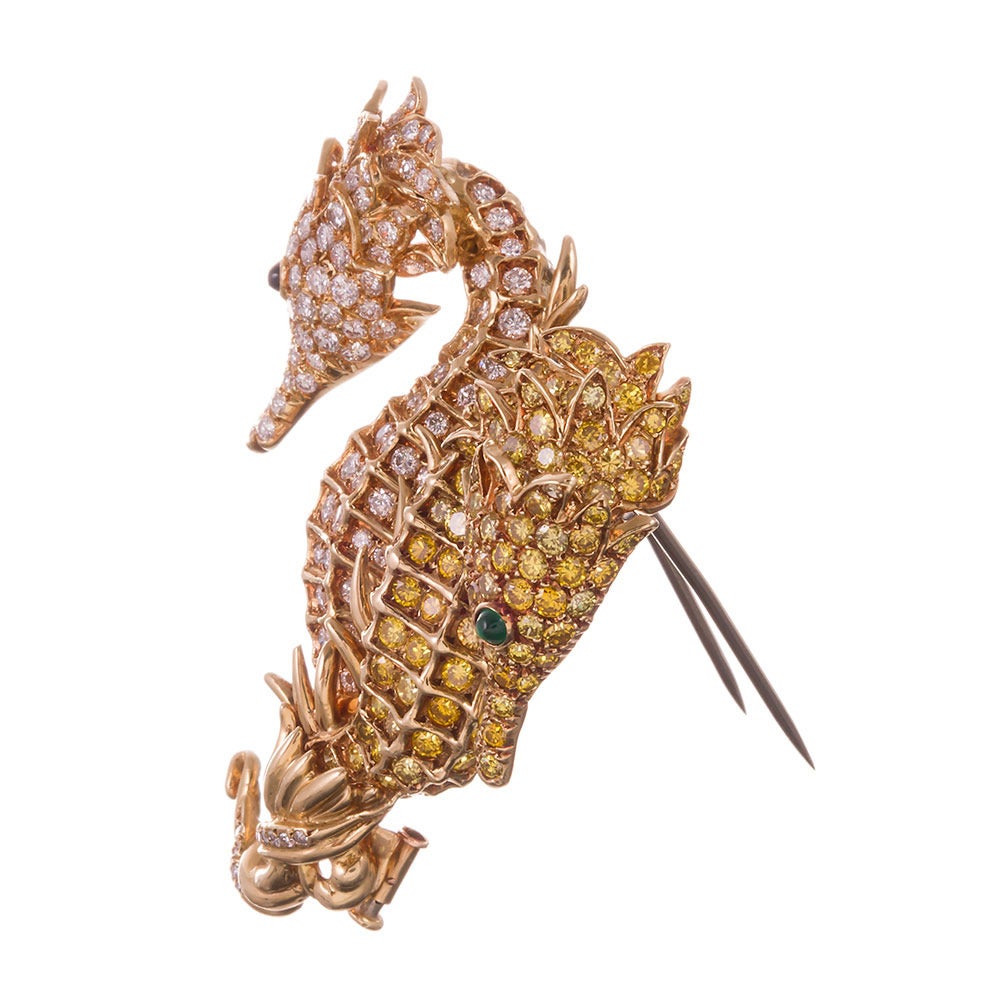 A magnificent and important brooch with a sweet theme. Two seahorses, their tails entwined in an amorous display, are positioned back-to-back. Made of 18k yellow gold and set with 142 white (E-F color and Vs clarity) and 142 fancy yellow diamonds.