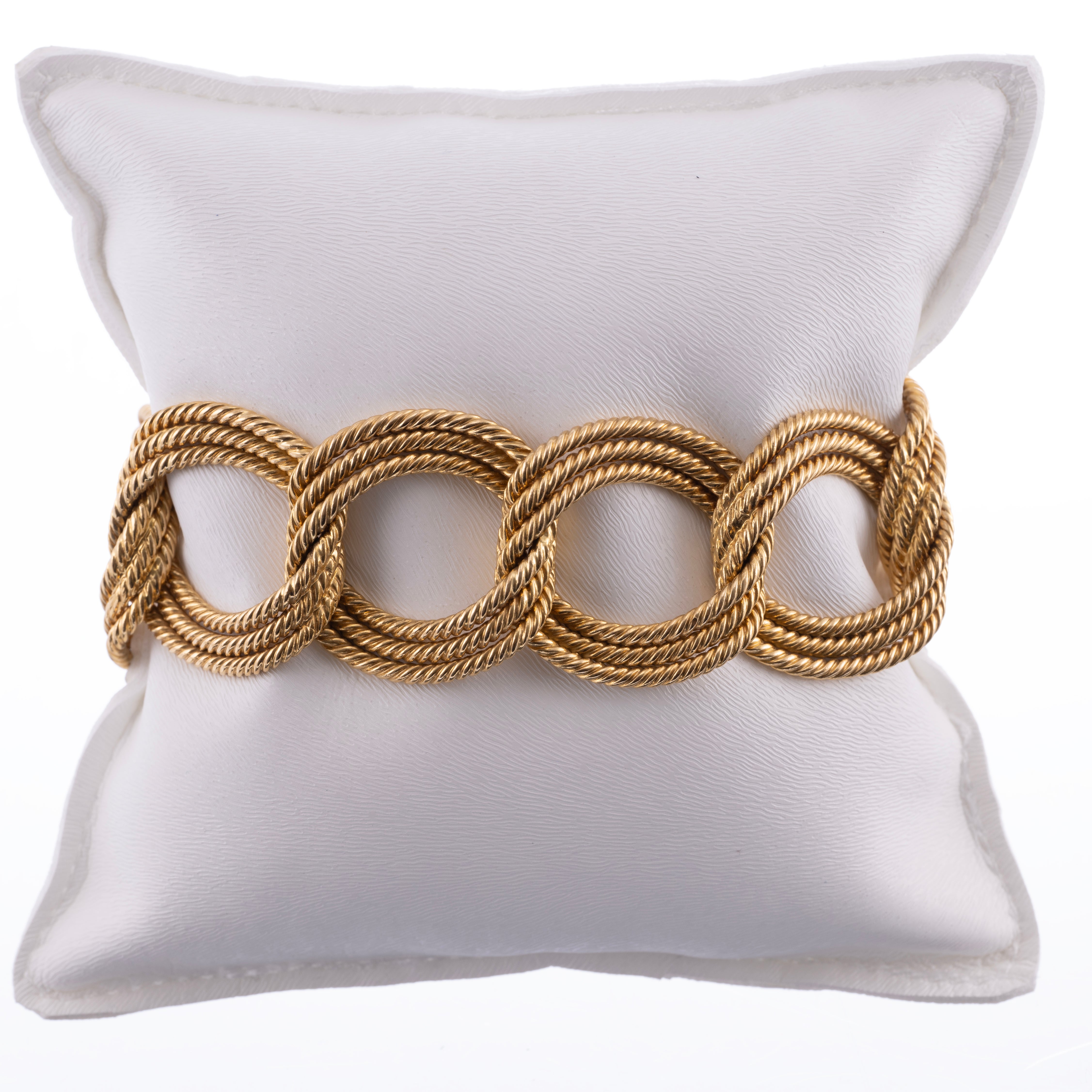Bracelet en or jaune 18k d'époque identifiable, circa 1960. Façonné de main de maître avec un motif en fil torsadé de cercles concentriques, ce bracelet est aussi à la mode aujourd'hui que lorsqu'il a été créé pour la première fois il y a 60 ans. 