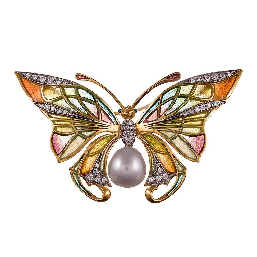Devotees of Masriera’s iconic art nouveau designs will instantly recognize this piece as one that was created by the celebrated brand from Barcelona. These distinctively feminine works of art have been manufactured by Masriera since 1839 and