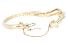 Bracciale rigido ondulato in oro giallo 14 carati con diamanti per un totale di 1,00 carati