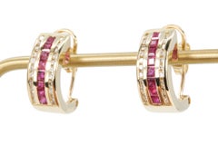 Pendientes vintage tipo «huggie» con rubíes y diamantes, en oro amarillo de 14K