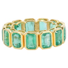 Alliance « Eternity » en or jaune 18 carats sertie d'émeraudes pour un poids total de 9,07 carats