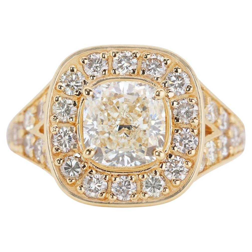 Gorgeous 18k Yellow Gold Halo Ring with 3.25 Ct Natural Diamonds AIG Certificate For Sale