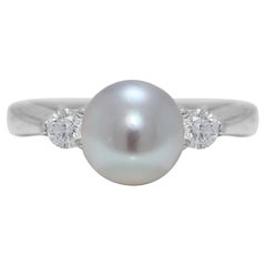 18 Karat Weißgold Eleganter Perlenring mit seitlichen Diamanten