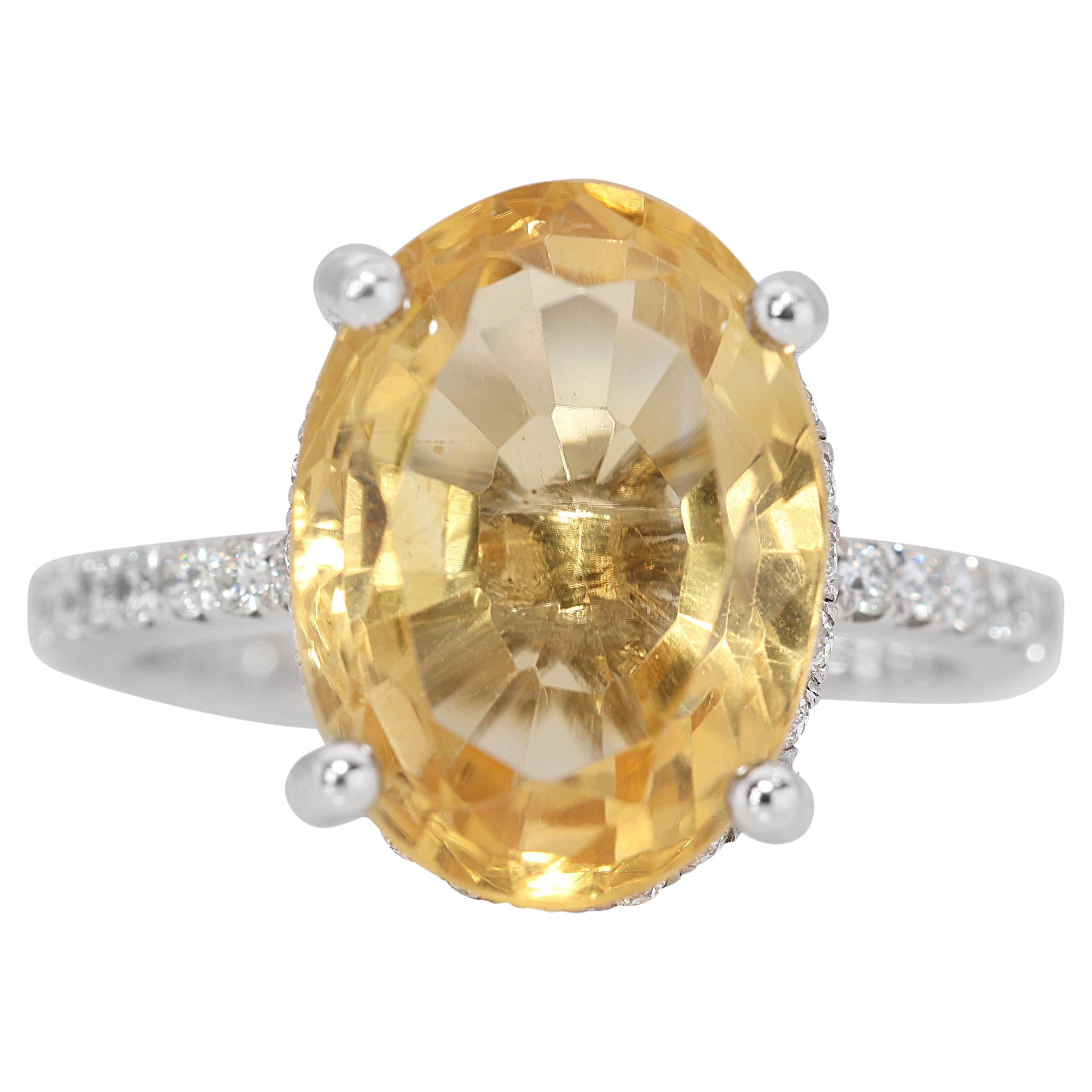 18K White Gold Beautiful Yellow Stone with Side Diamonds Ring
