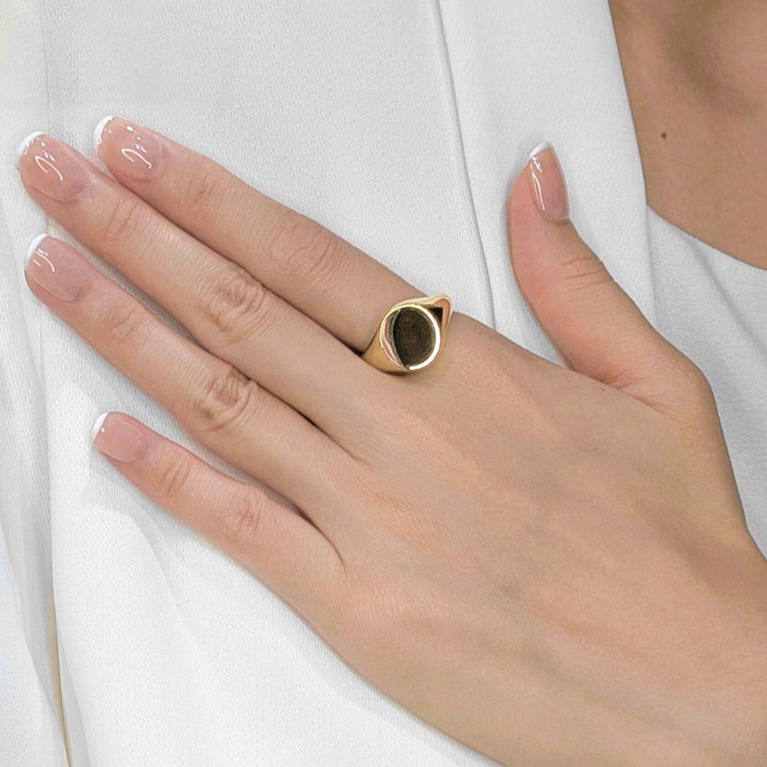 D'une simplicité frappante, cette chevalière d'occasion de Tiffany & Co. capture l'essence d'un style intemporel. Fabriqué en or jaune 18 carats et pesant 14,76 grammes, il respire la force tranquille et la sophistication. La face lisse, sans