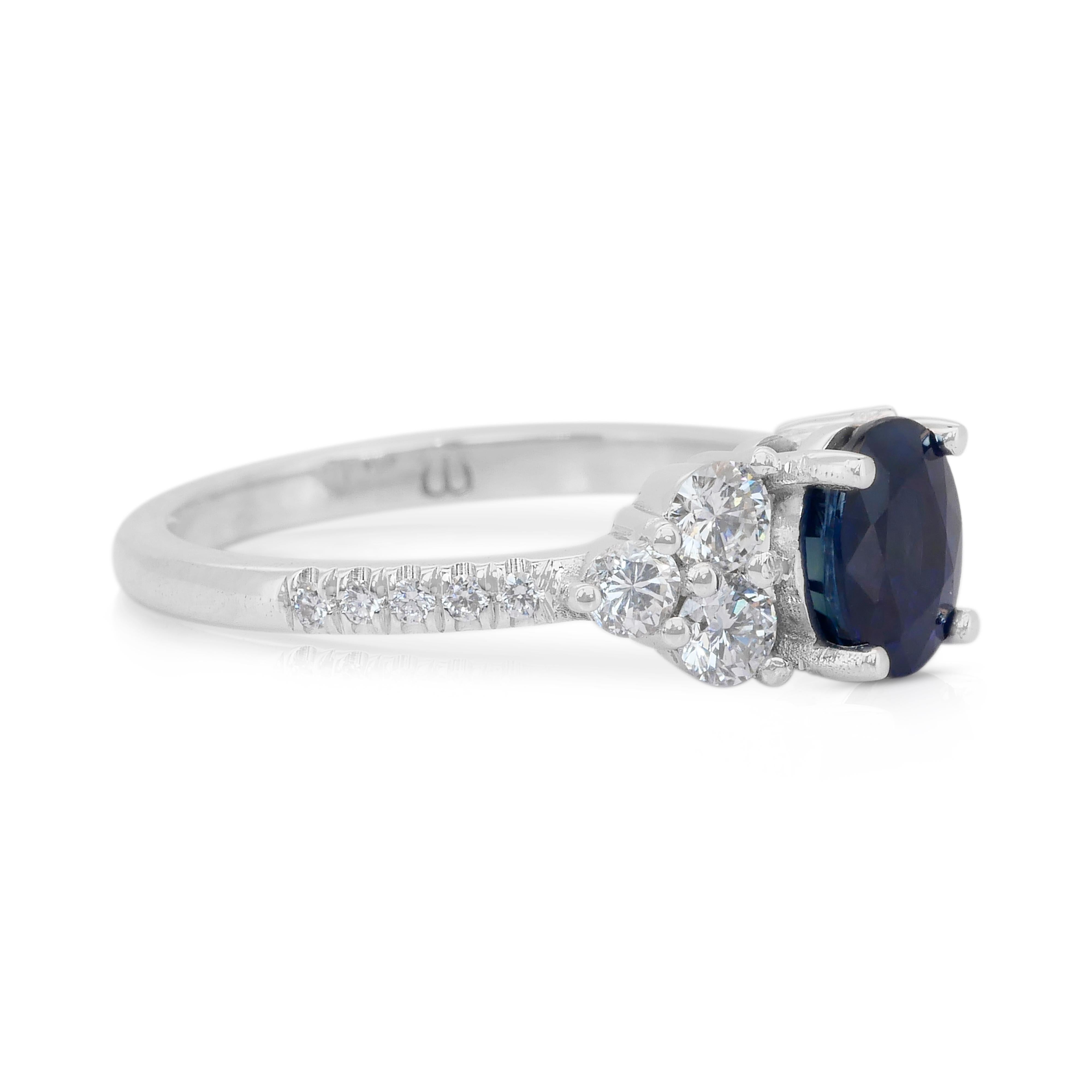 Whiting - Bague en or blanc 18 carats avec saphir et diamants de 2,15 carats - Certifiée GIA

Cette magnifique bague met en valeur un saphir bleu de taille ovale de 1,40ct, rayonnant d'une couleur riche et d'un charme intemporel. Entourée de 16